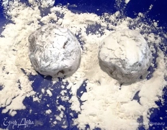 Каждый шарик теста обвалять в сахарной пудре.