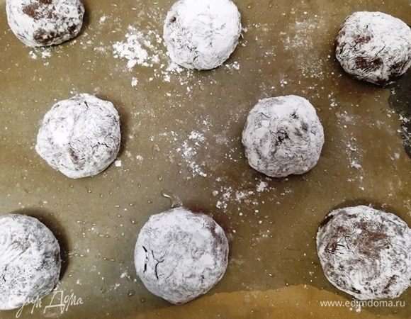 Выложить шарики на противень, застеленный пергаментной бумагой. Отправляем противень в разогретую до 200°C духовку на 20 минут.
