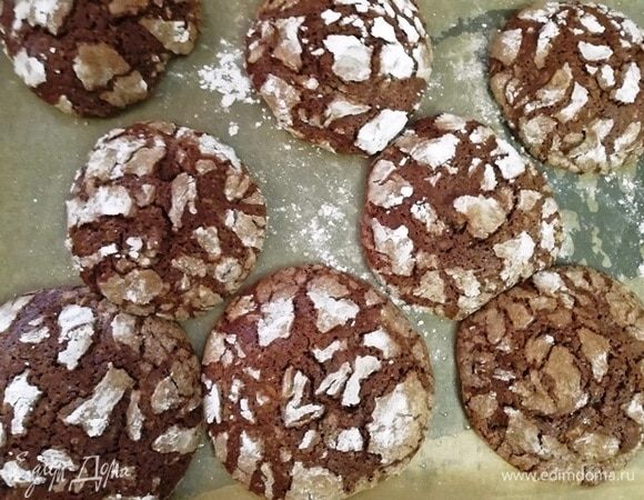 Так выглядит готовое печенье. Пока оно еще очень мягкое и нежное. Я даю остыть печенью прямо на противне. Верхушка станет хрустящей, а серединка будет очень нежной.