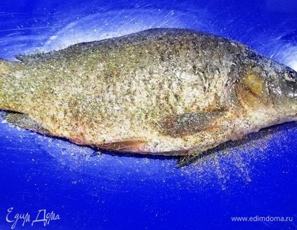 Солим, перчим, посыпаем прованскими травами с обеих сторон и внутри. Поливаем соком половины апельсина. Пусть «отдохнет» и помаринуется минут 10.