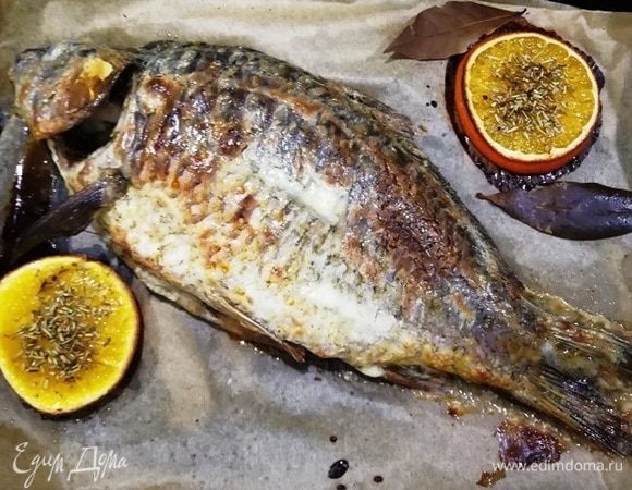 Готового сазана вынимаем из духовки и перекладываем на блюдо.