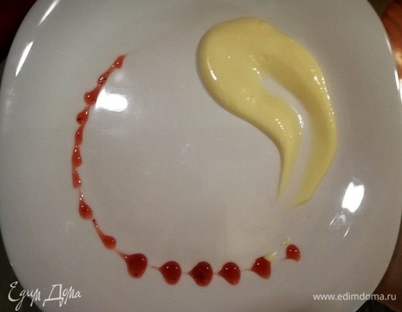 Подаю я вареники со сметанным кремом (сметана, сахар, чуток ванилина) и клубничным джемом.