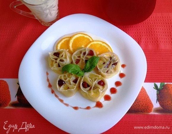 Выкладываем вареники на тарелку, в центр каждого можно капнуть немного растопленного сливочного масла. Очень вкусно их кушать с компотом из свежих слив.