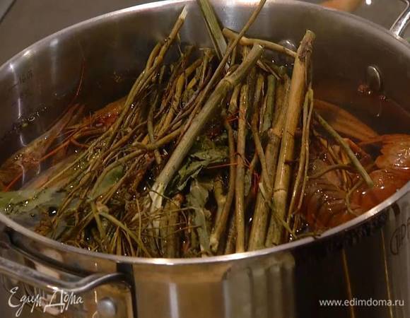 Раков опустить в кастрюлю с кипящей подсоленной водой, добавить сухие травы, душистый перец и варить около 30 минут.