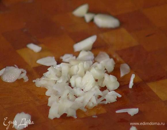 Чеснок почистить и мелко порубить.