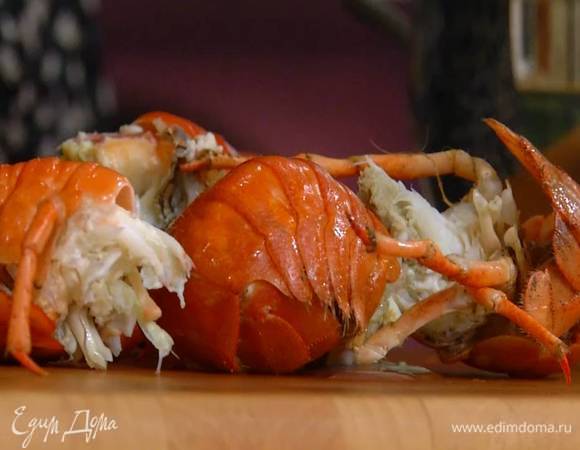 Мясо раков отделить от панцирей и добавить к фасоли.