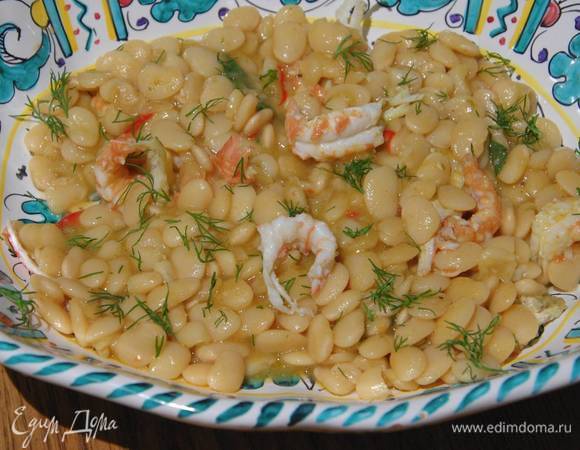 Укроп порвать руками и посыпать фасоль с раками.<br />
Подавать блюдо теплым.<br />
 