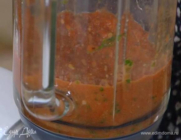 Приготовить соус песто: в чаше блендера соединить помидоры в собственном соку, каперсы, чеснок и перец чили, влить оливковое масло, добавить листья базилика, петрушку, посолить и все взбить.