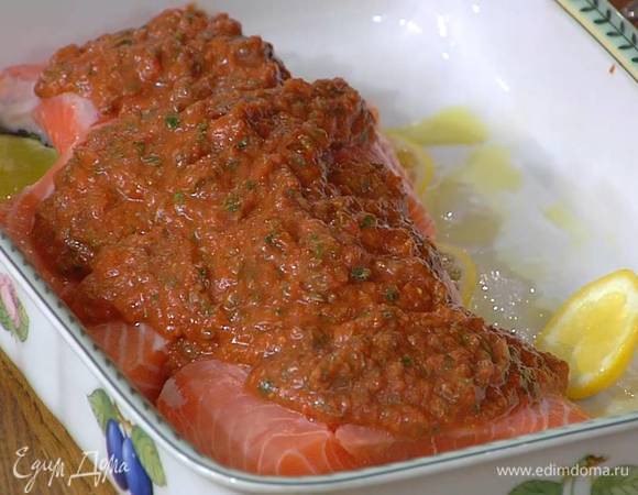 Жаропрочную керамическую форму сбрызнуть оливковым маслом, выложить кружки лимона, сверху поместить семгу и залить все красным песто.