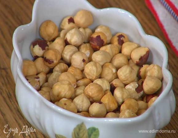 Фундук подсушивать в разогретой духовке 5–15 минут, затем очистить от шелухи. 