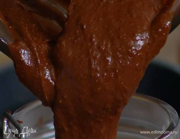 Фундук измельчить в блендере в муку, влить половину растопленной шоколадной массы и немного взбить, затем добавить оставшуюся шоколадную массу и взбить все вместе.<br />
 