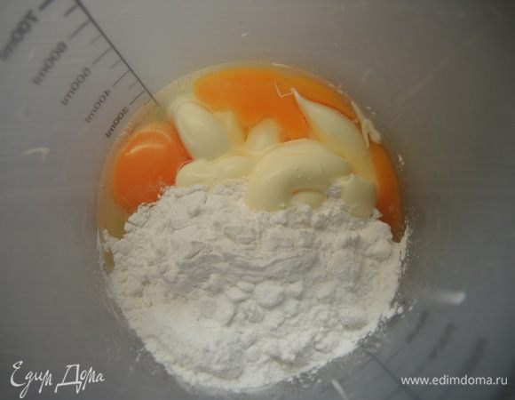 Готовим заправку. В отдельную посуду поместить майонез, яйца и крахмал. Перемешать венчиком до однородности.