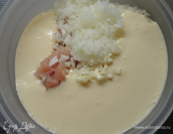 В миску сложить филе, лук и заправку.