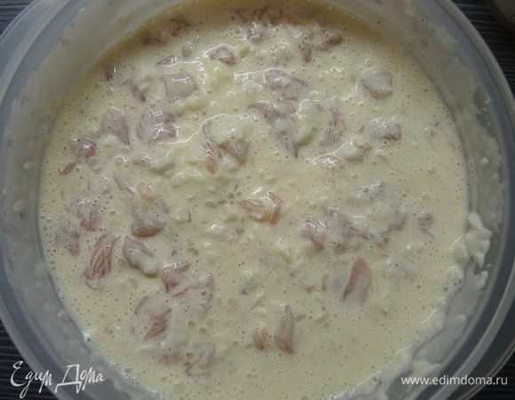 Все тщательно перемешать, посолить и поперчить. Накрыть крышкой и оставить в холодильнике мариноваться на 5 часов или на ночь.