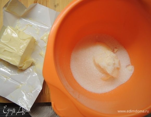 Готовим кекс. Сливочное масло, сахар и творожный сыр сложить в миску.