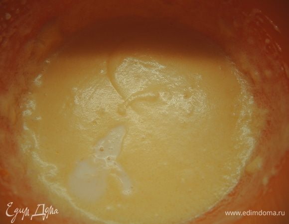 Добавить молоко и ванильный экстракт.