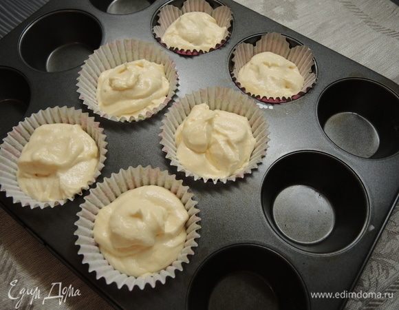 Заполняем при помощи ложки бумажные капсулы на 3/4.