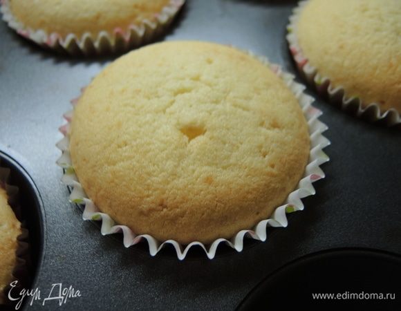 Выпекаем в разогретой до 170°C духовке до легкой румяности и пробы на сухую палочку. Примерно 15–20 минут (зависит от духовки).