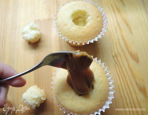 В готовых остывших кексах проделываем отверстия и заполняем начинкой. Это может быть растопленный шоколад, ягодный или фруктовый джем, или карамель, как у меня.