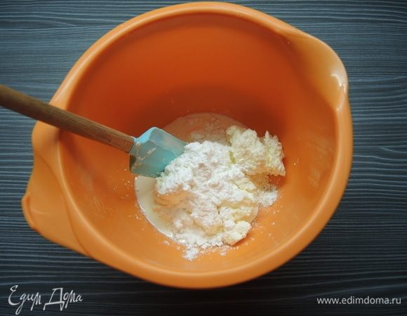 Готовим крем. В чашу складываем сахарную пудру, сливочное масло комнатной температуры и охлажденный творожный сыр.