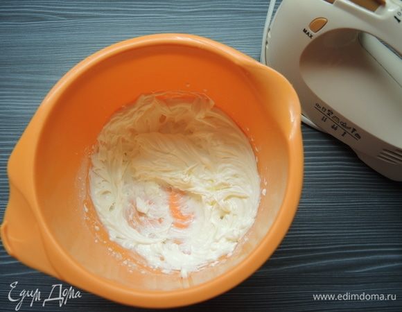 Взбиваем до однородности миксером. Долго взбивать не нужно. Готовый крем помещаем в кондитерский мешок с любой красивой насадкой.