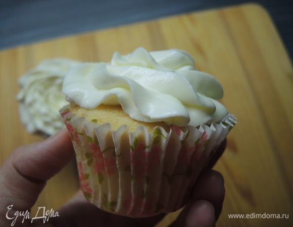 Отсаживаем крем на кексы с начинкой. Приятного аппетита!