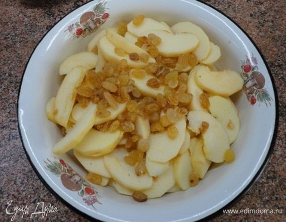 Яблоки очистить от кожицы и сердцевины, нарезать дольками, добавить промытый изюм.