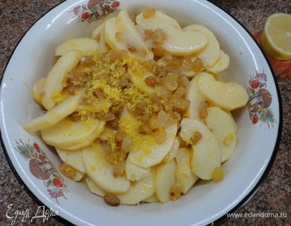 Засыпать сахаром, добавить цедру одного лимона и полить соком этого же лимона. Оставить примерно на 1 час.