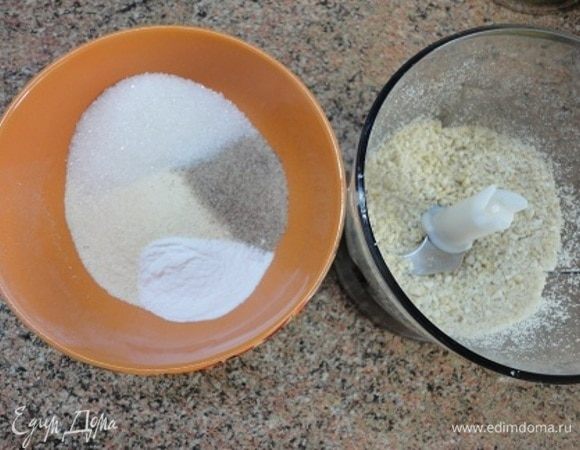 Соединим все сухие ингредиенты: манную крупу, разрыхлитель, сахар, ванильный сахар и измельченные орехи кешью.