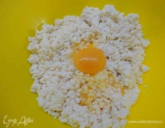 В это время займемся творожной основой. Отделим желтки от белков, добавим их к творогу и пробъем блендером. Подмешаем сметану.