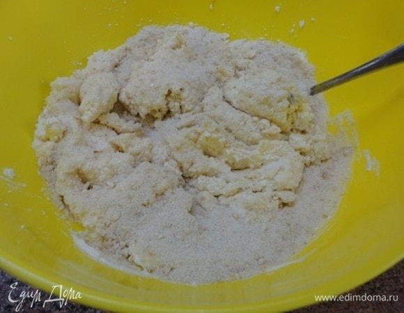 Смешаем их с творожной массой и оставим для набухания манной крупы, да и яблочки пока еще не готовы.