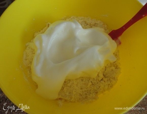 Белки взбиваем до устойчивых пиков и вводим в творожную основу.