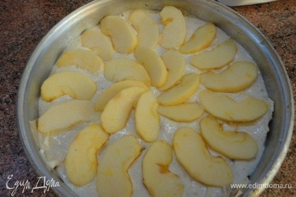 Сверху укладываем яблоки и запекаем в духовке 45 минут при температуре 180°C.