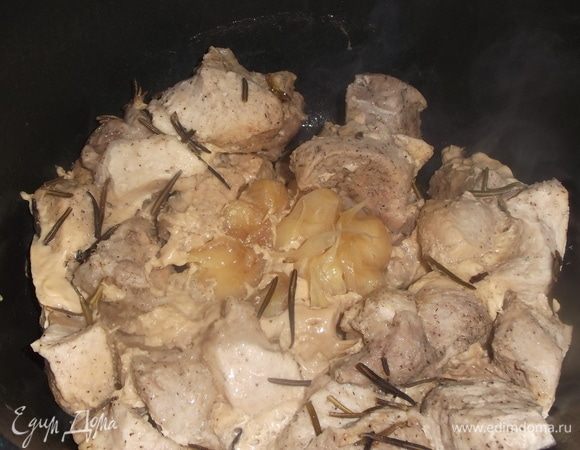 Посуду накрыть крышкой и тушить на медленном огне 1 час 15 минут.