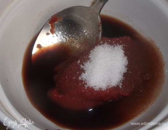 Томатную пасту развести с сахаром и уксусом.