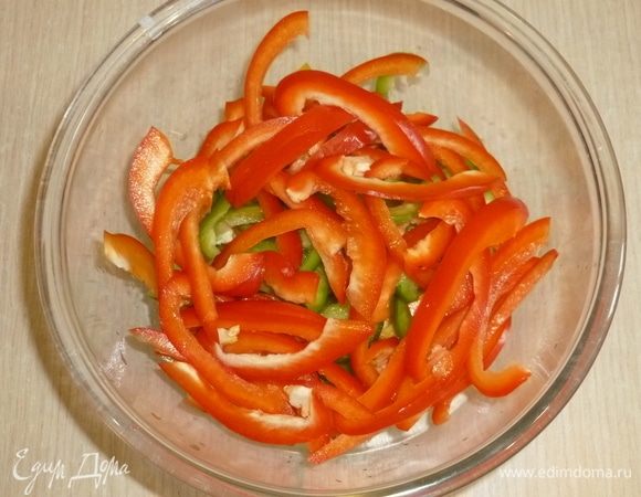 Перцы нарезать тонкой соломкой.