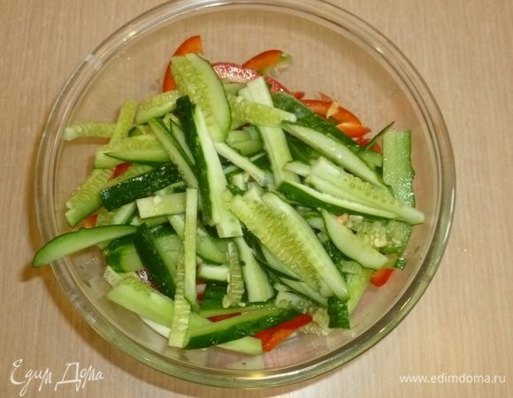 Огурцы также нарезать тонкой соломкой.