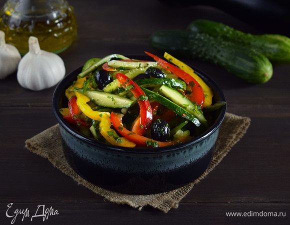 Заправить салат и перемешать. Лучше дать ему настояться немного. Приятного аппетита!