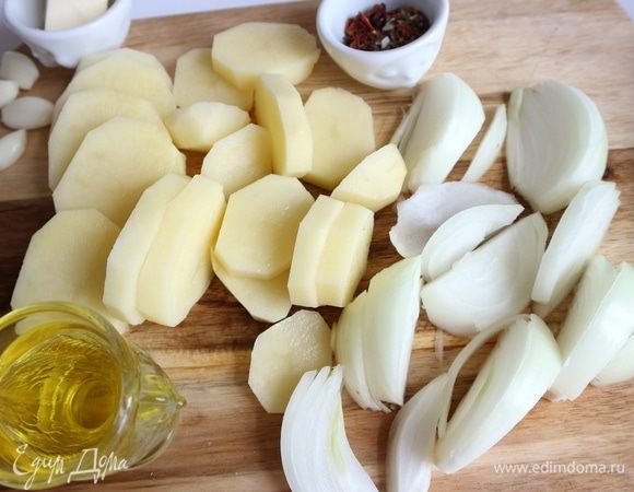 Очистить лук, чеснок, картофель. Нарезать лук крупно, картофель — кружочками средней толщины.