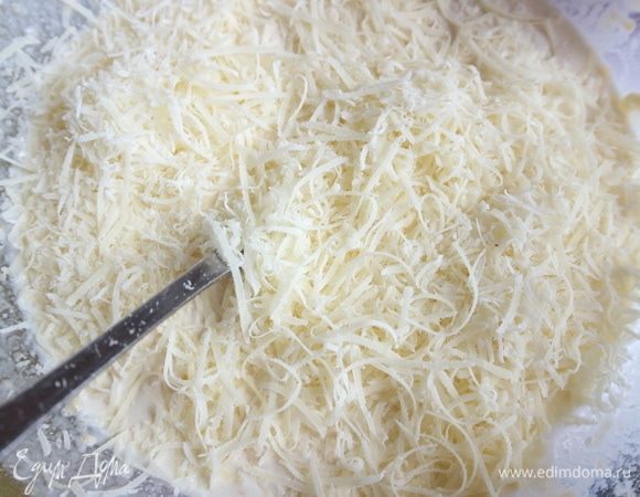 Приготовить смесь из сливок, муки, соли, яйца и половины от указанного в ингредиентах количества сыра, натертого на мелкой терке. Тщательно перемешать. Сливки добавлять постепенно, перемешивая.