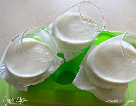 Бокалы для десерта установить под наклоном и влить сметанную массу. Поставить в холодильник примерно на 1 час для полного застывания.