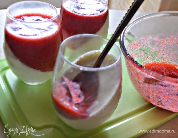 Влить клубничную массу поверх застывшего сметанного слоя и снова поставить в холодильник для застывания (уже без наклона).