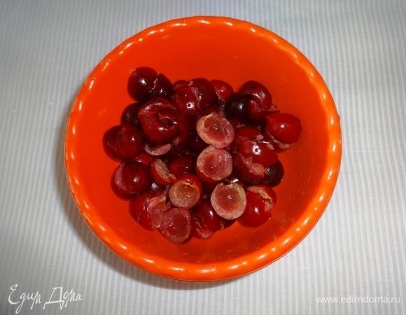 Черешню вымыть, обсушить, удалить косточки. Добавить к черешне миндальную эссенцию, перемешать.