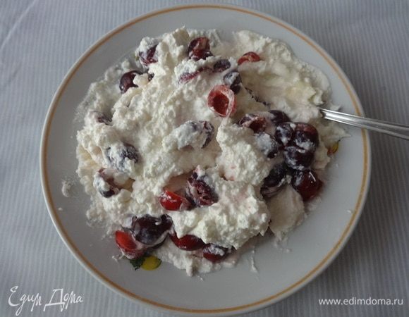 Творог соединить с подготовленной черешней и аккуратно перемешать.