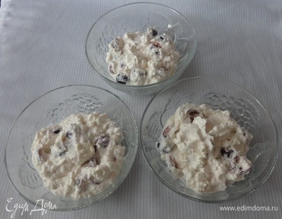 Распределить творожную массу с черешней по креманкам.