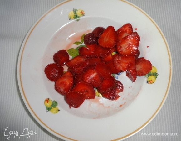 Клубнику вымыть, обсушить, нарезать вдоль тонкими пластинами (3 клубнички отложить).