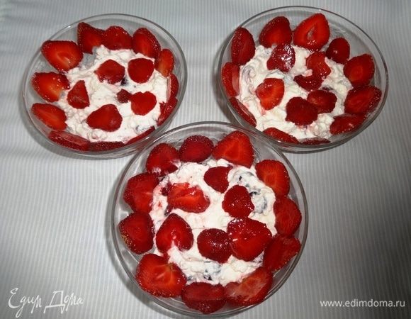 Разложить пластины клубники по бортикам креманок и на творожную массу.