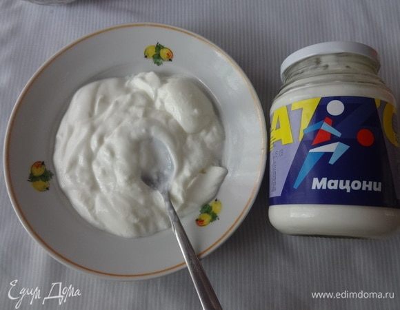 Мацони взбить с 2 ст. л. сахара.