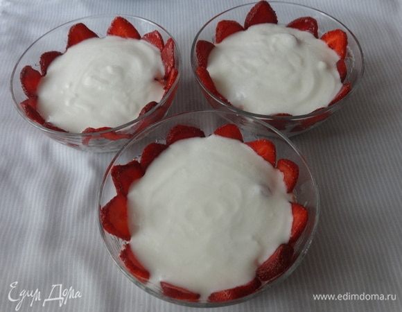 Выложить мацони с сахаром в креманки. Поставить на полчаса в холодильник.
