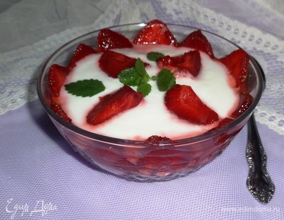 Отложенные клубнички разрезать вдоль на 4 части. В каждую креманку положить разрезанную клубнику в виде цветка, украсить листиками мелиссы.